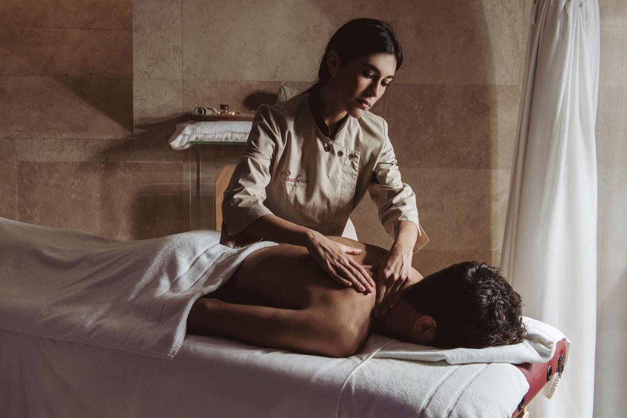Palazzo Montemartini Rome, A Radisson Collection Hotel Eksteriør bilde A massage therapist working on a patient